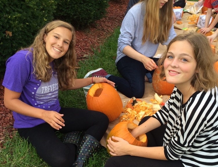 Austauschschülerin Lilian beim Kürbis schnitzen für Halloween