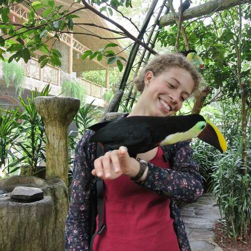 Austauschschülerin mit einem Tukan in Costa Rica