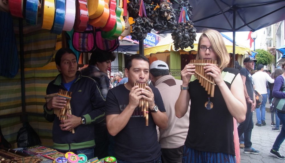 Austauschschülerin Katharina spielt Panflöte