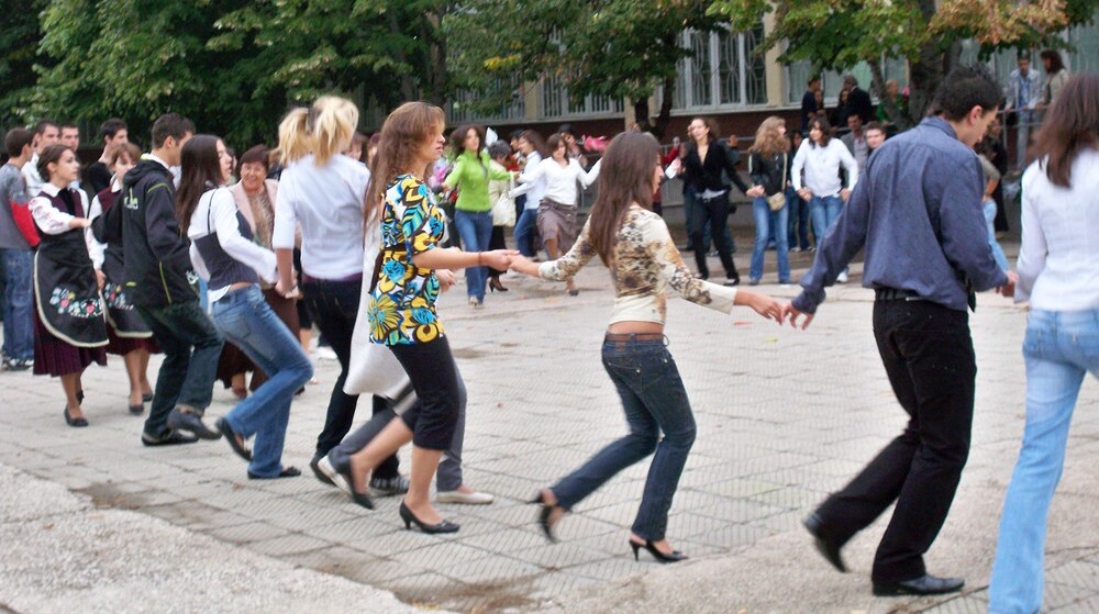 Ein bulgarischer Volkstanz, bei dem unsere Austauschschülerin Paula mitgemacht hat