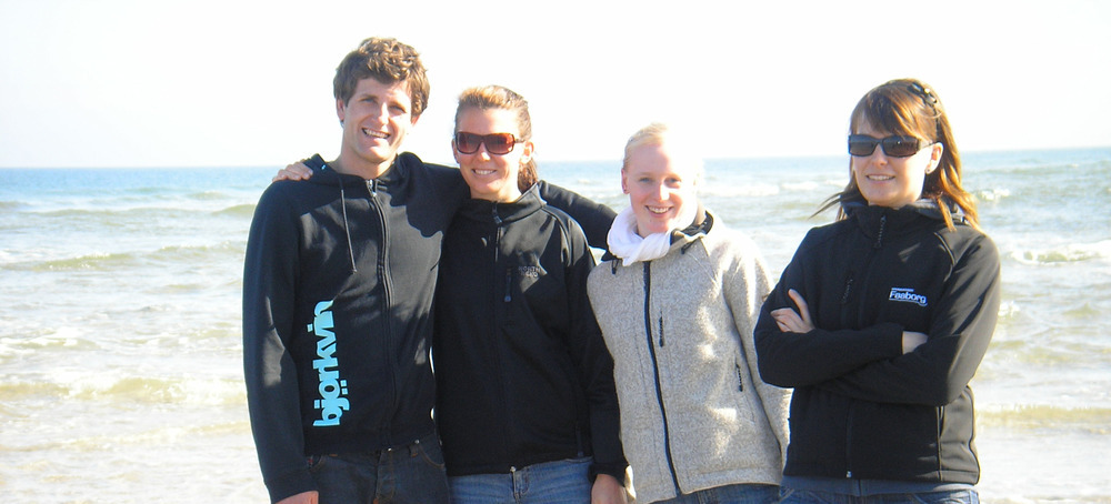 Austauschschülerin Juliane mit ihrer Gastfamilie am Strand