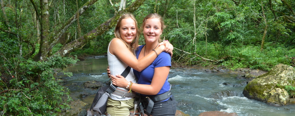 Austauschschülerin Hannah mit Freundin beim Ausflug