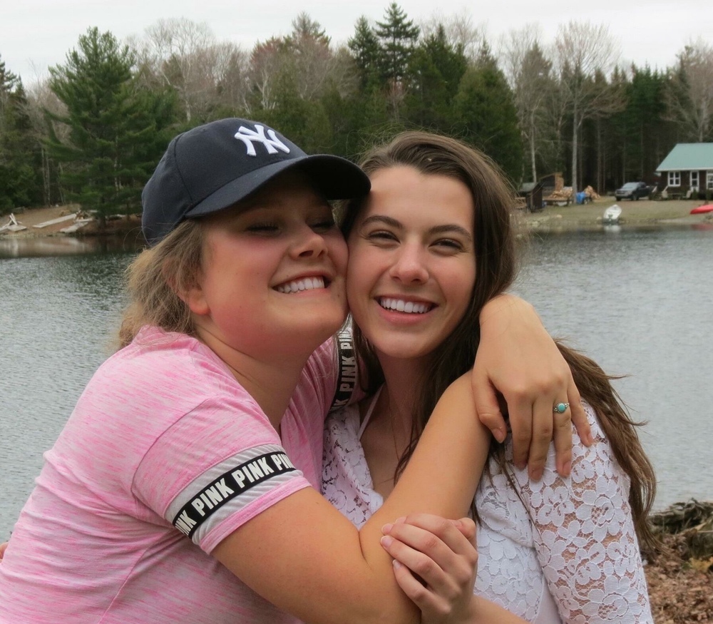 Nina mit ihrer besten Freundin in Kanada