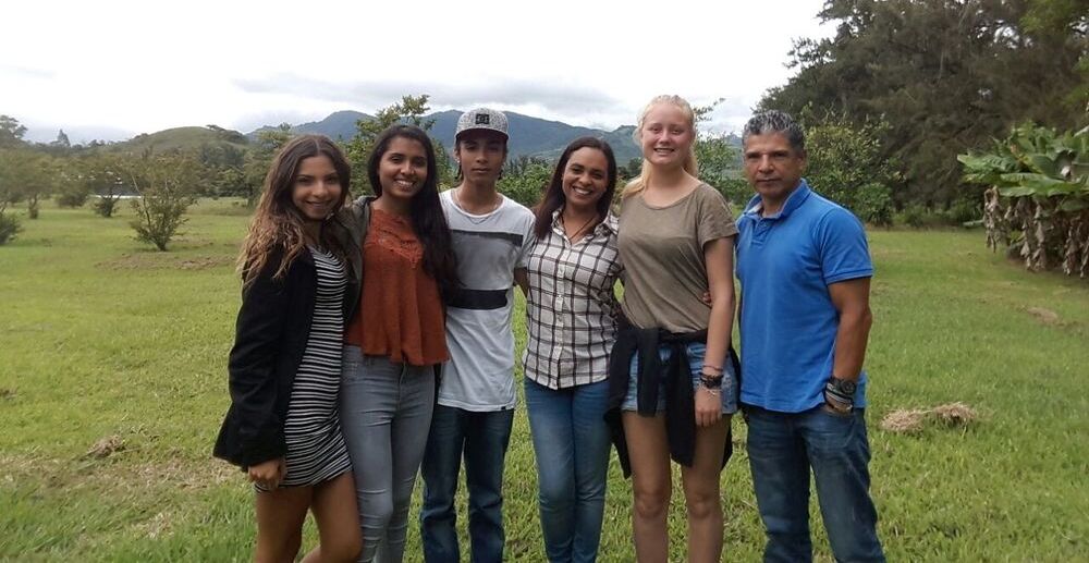 Austauschschülerin Nina mit ihrer Gastfamilie