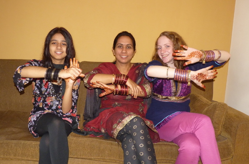 Alexandra macht sich ein beliebtes Henna Tattoo