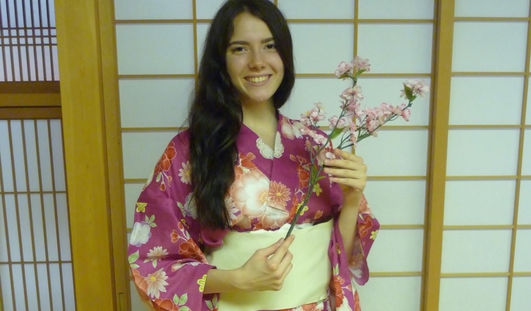 Jana in traditioneller Kleidung