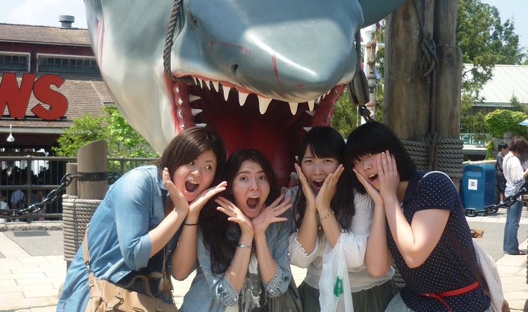 Jana hat Spaß mit Freundinnen