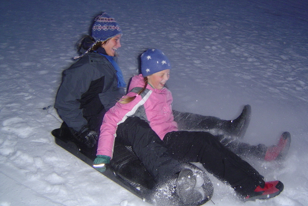 Austauschschülerin Aline mit ihrer Gastschwester beim rodeln