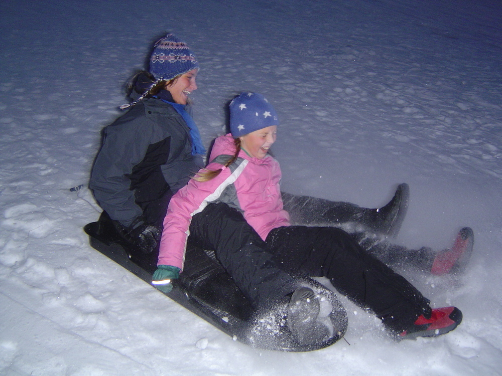 Aline mit ihrer Gastschwester beim Rodeln