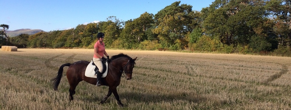 Paulas Gastschwester beim Ausritt auf dem schottischen Land