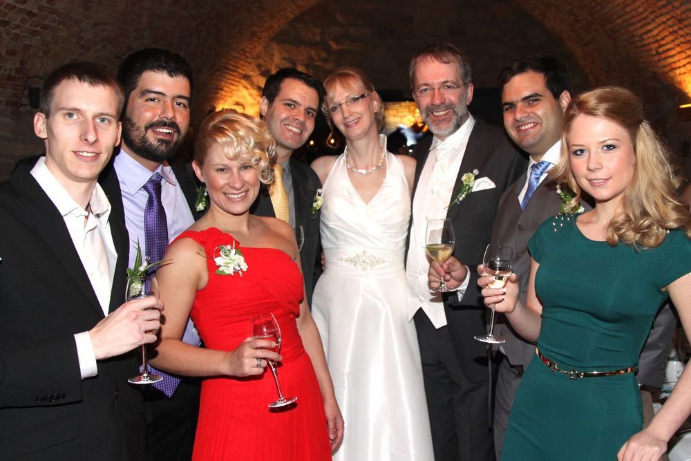 Internationale Familienfeiern: YFU-Gastfamilie Thomitzek im Kreise ihrer (Gast)Kinder bei ihrer Hochzeit...