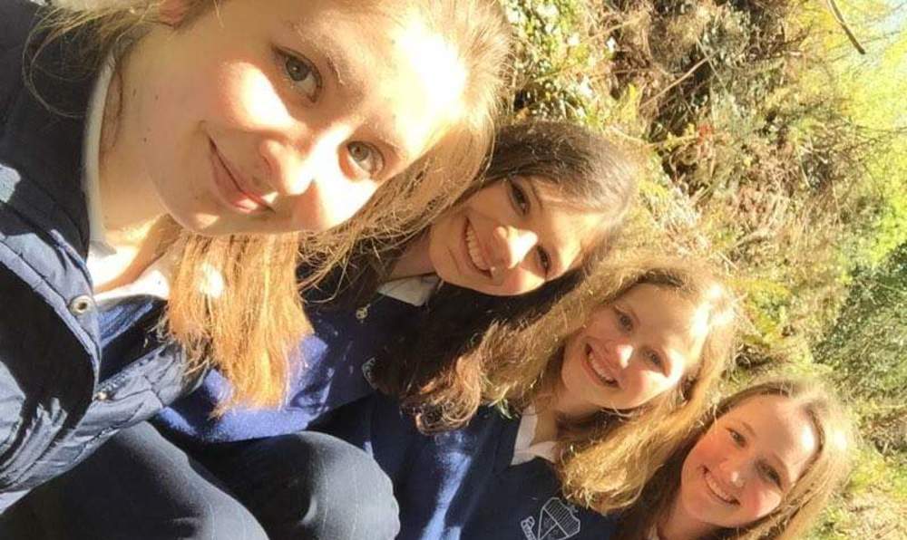 Mariann mit ihren Freundinnen