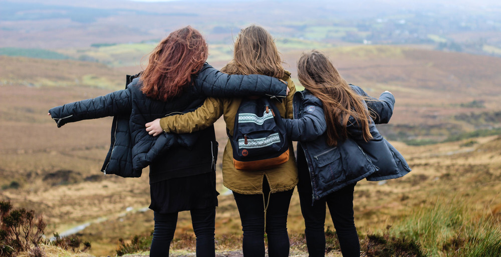 Austauschschülerin Kimberly mit ihren Freundinnen auf einer Wanderung