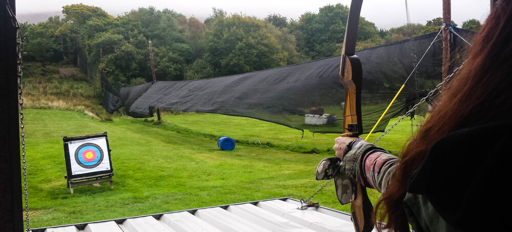 Kim beim Bogenschießen