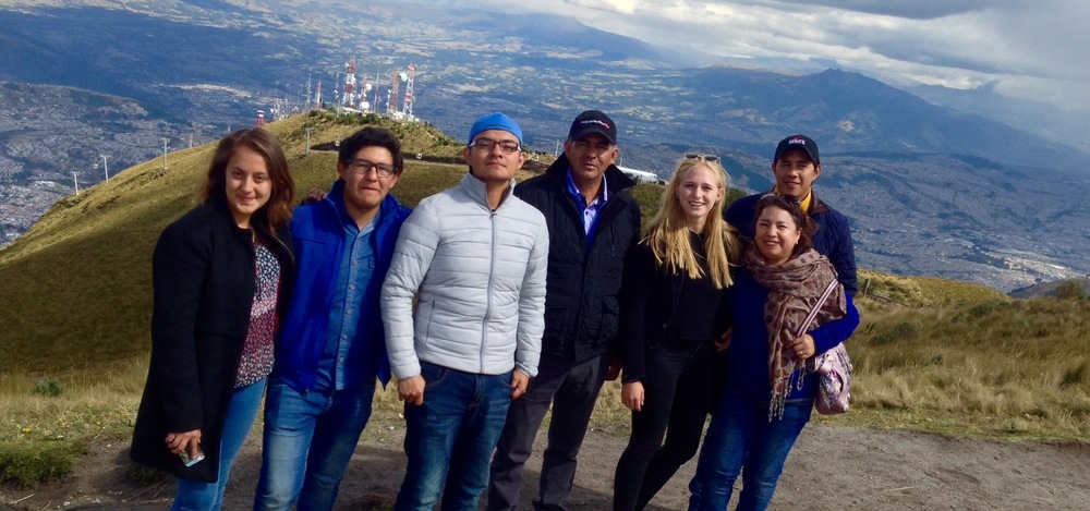 Austauschschülerin Jette mit ihrer Gastfamilie