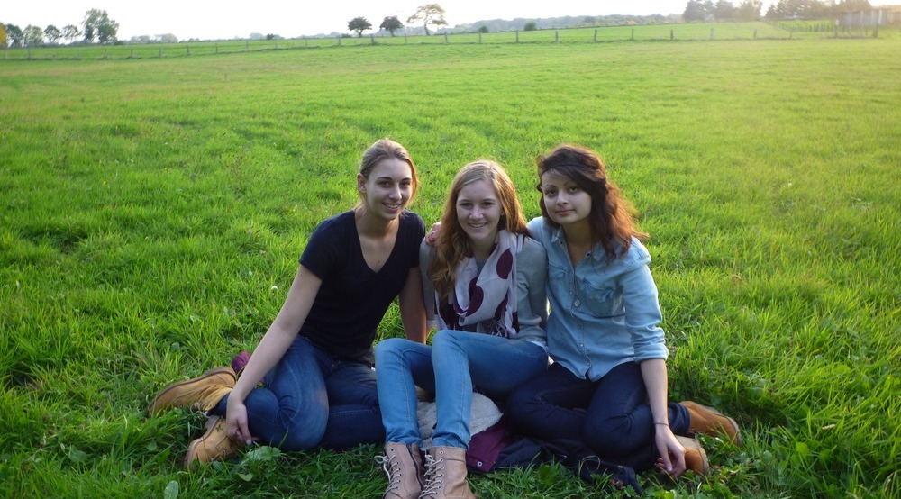 Austauschschülerin Sarah mit Gastschwester und Freundin