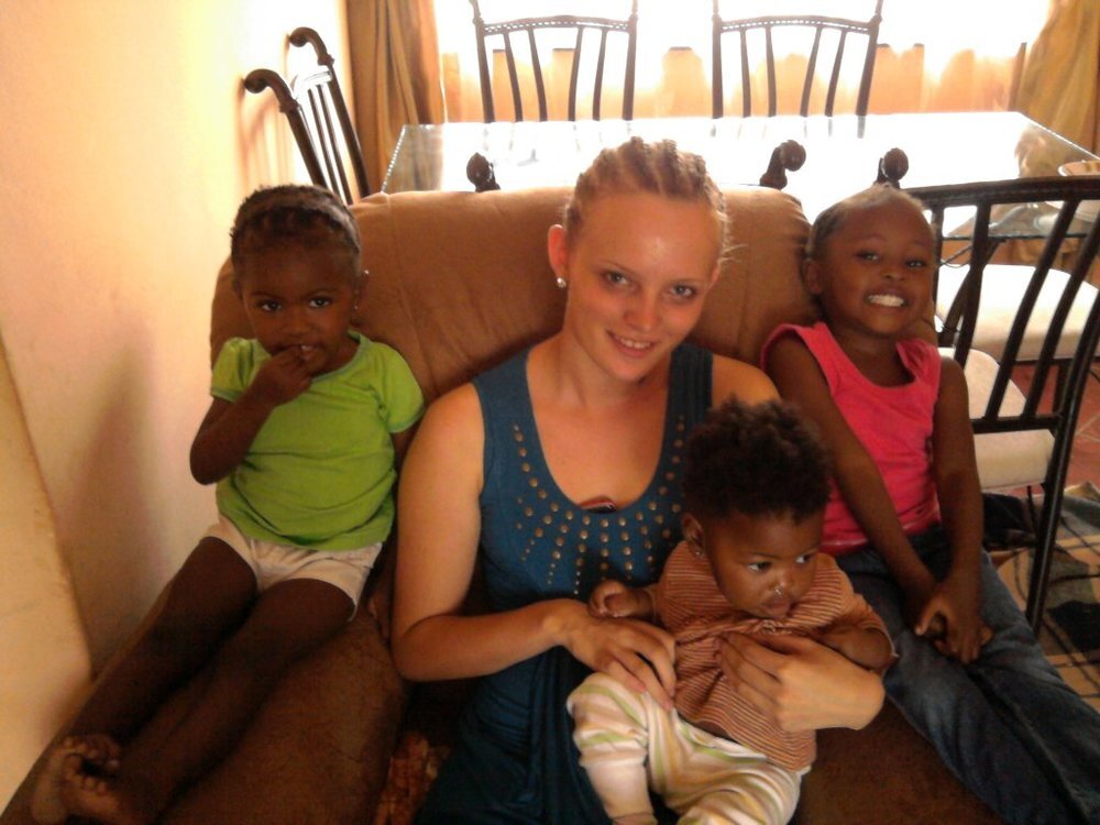 Austauschschülerin Leonie mit ihren Gastgeschwistern