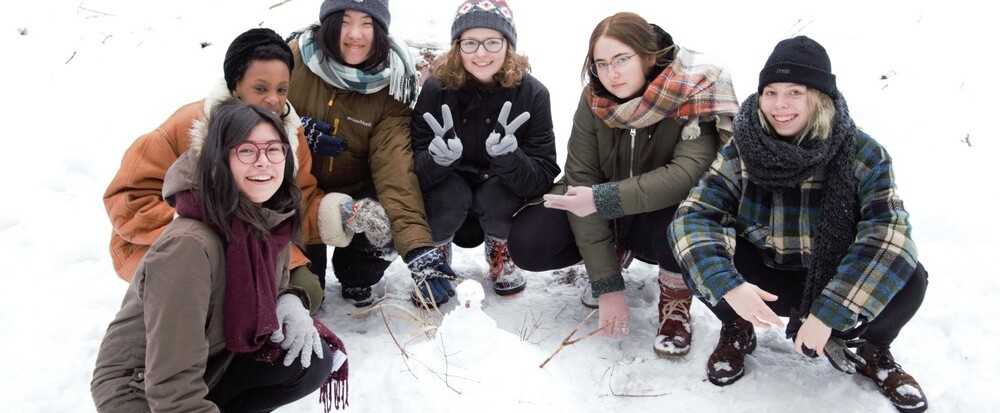Schneemann bauen mit Freundinnen