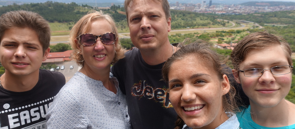 Austauschschülerin Anna-Lena mit ihrer Gastfamilie