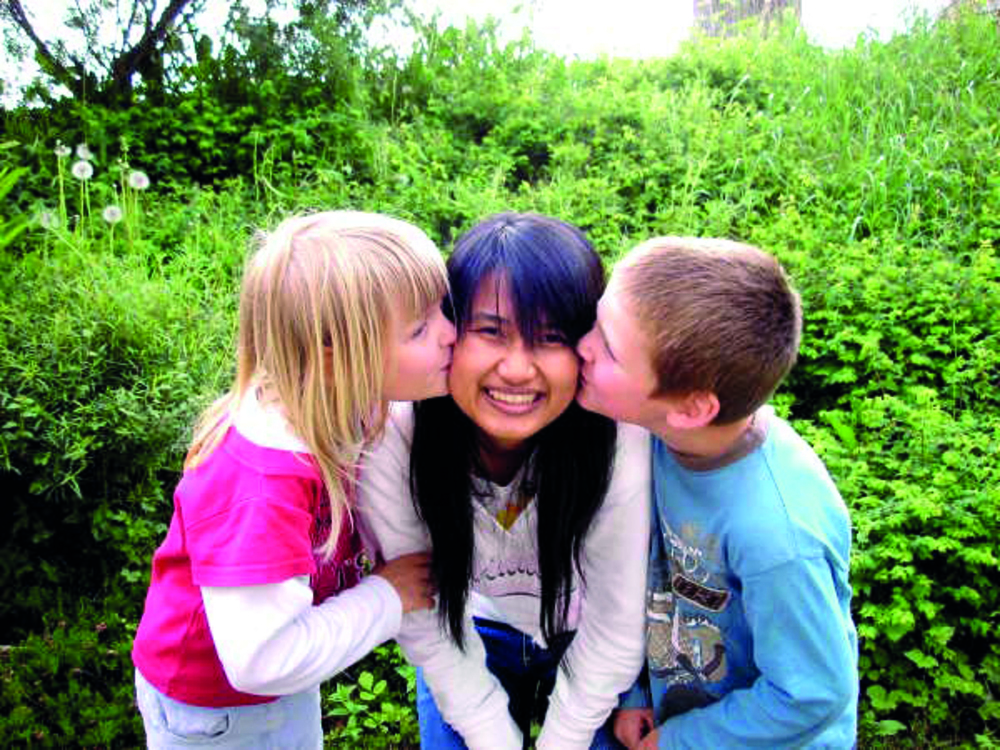 Austauschschülerin Suparada aus Thailand mit ihren Gastgeschwistern