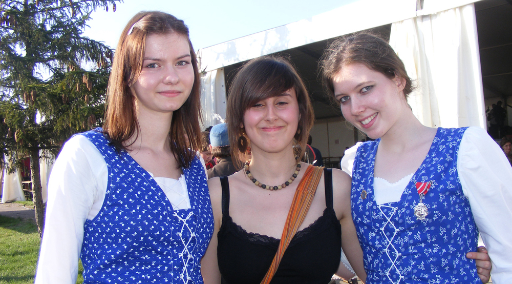 Austauschschülerin Jennifer mit Freundinnen in Tracht