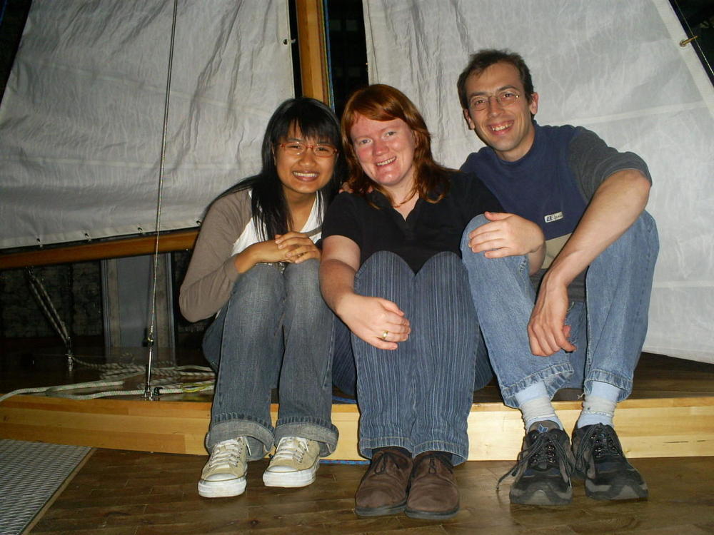 Familie Sörgel mit Supi auf dem Segelboot