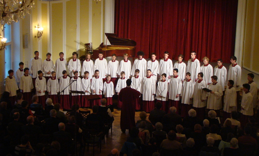 Austauschschülerin Monika mit ihrem Chor