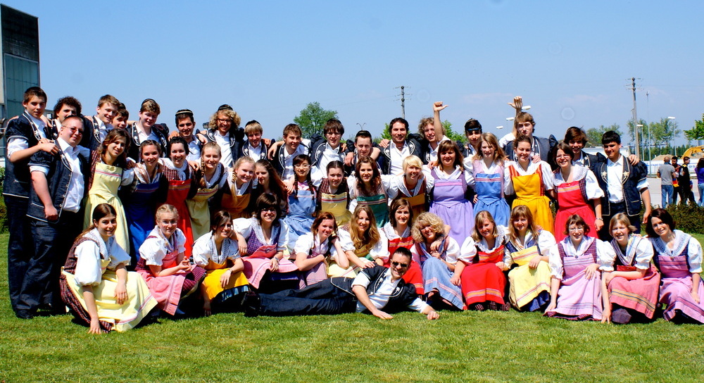 Maries Schulklasse in schweizer Tracht