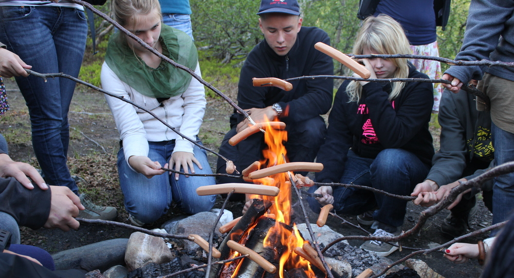 YFU-Austauschschüler beim Lagerfeuer