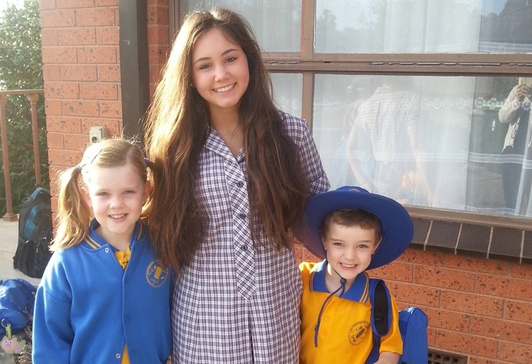 Austauschschülerin Laura mit ihren Gastgeschwistern