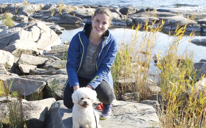 Austauschschülerin Ulrike mit dem Hund ihrer Gastfamilie