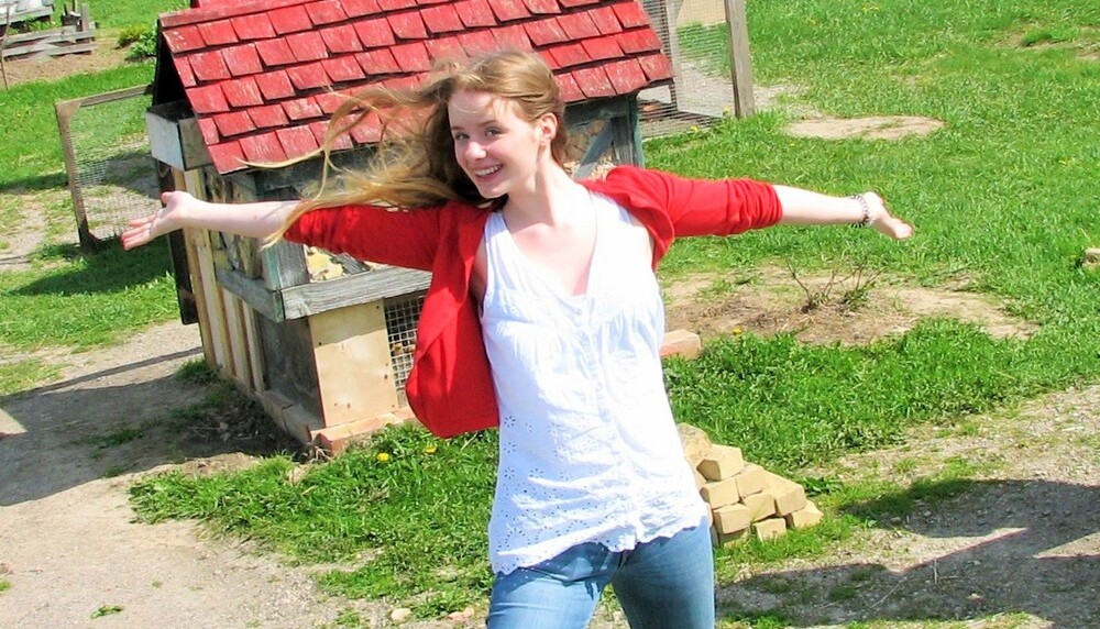 Franziska auf dem Hof ihrer Gastfamilie