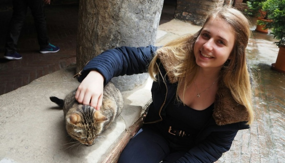 Austauschschülerin Simone mit der Katze ihrer Gastfamilie