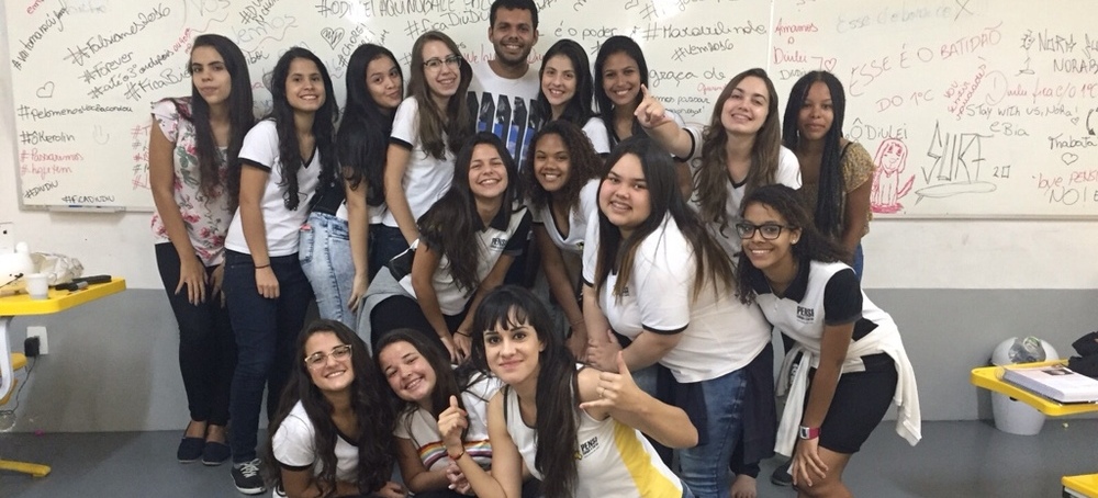 Austauschschülerin Nora mit ihrer Schulklasse