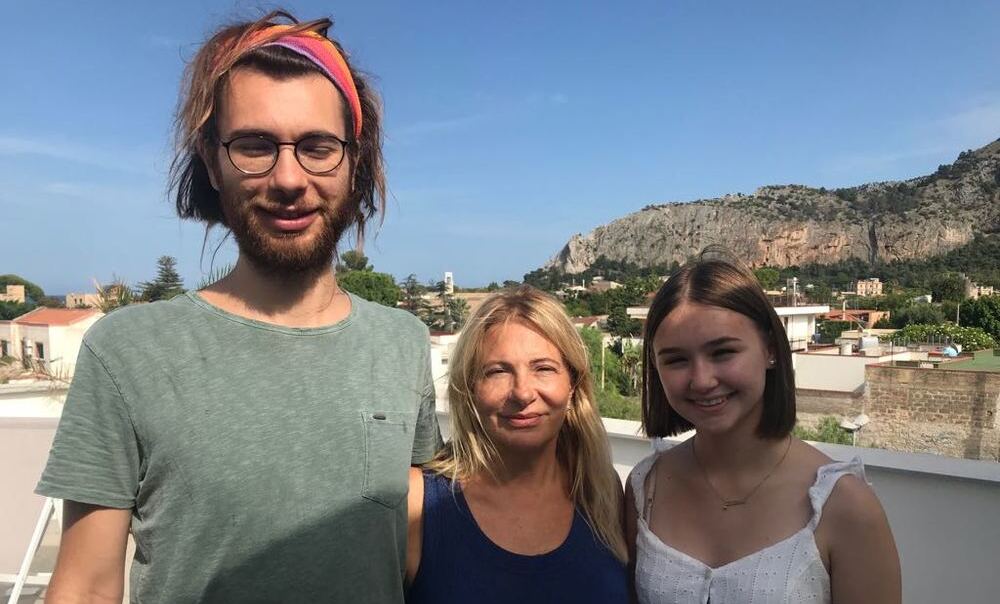 Julia mit ihrem Gastbruder und ihrer Gastmutter