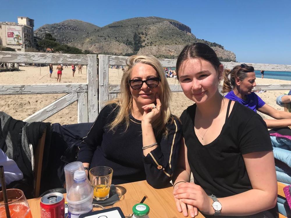 Julia mit ihrer Gastmutter am Strand