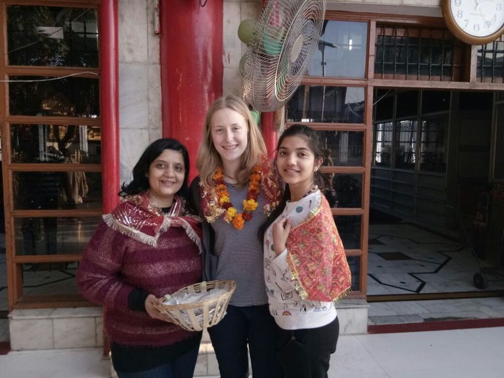 Mira mit ihrer Gastmutter und -schwester