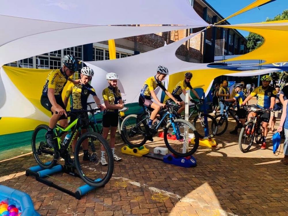 Tobias beim Mountainbike Rennen an der Schule