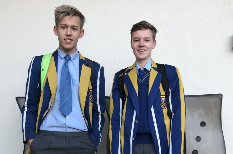 Tobias in Schuluniform am ersten Schultag