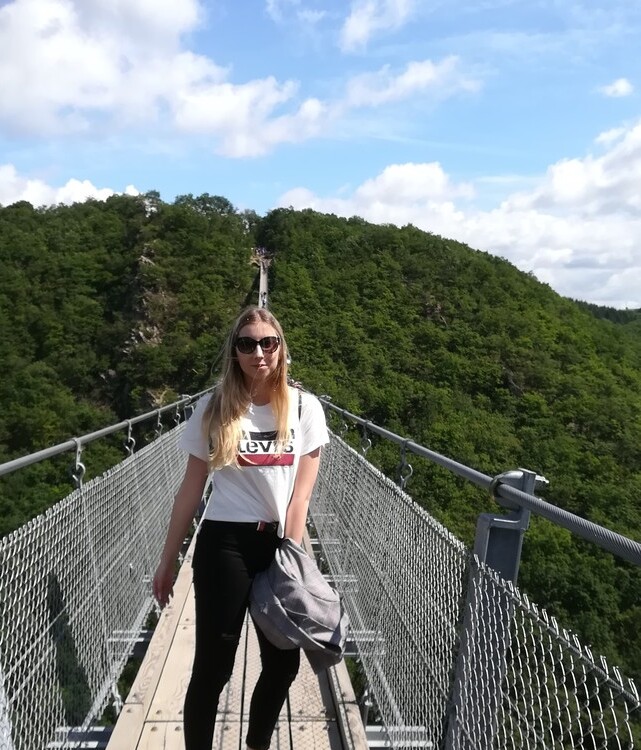 Sandra auf einem Ausflug 