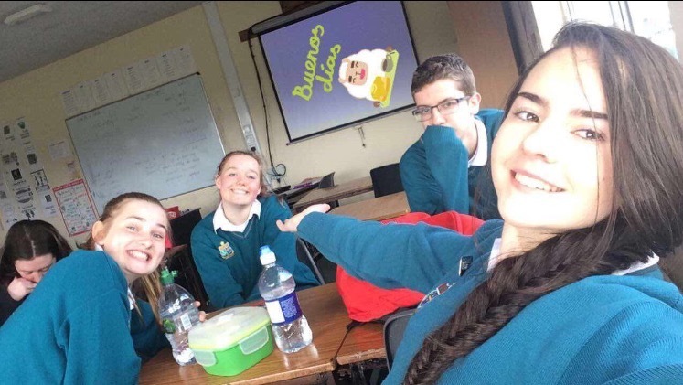 Jette mit ihren Schulfreunden