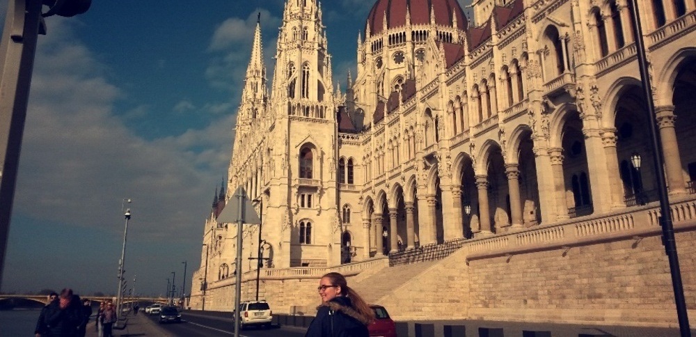 Jule vor dem Parlament in Budapest