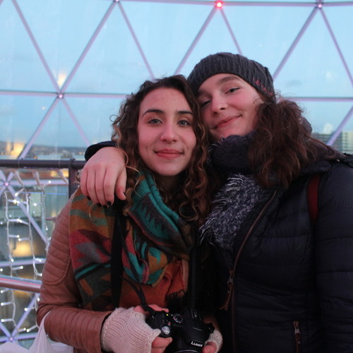 Austauschschülerin mit einer Freundin in Belfast