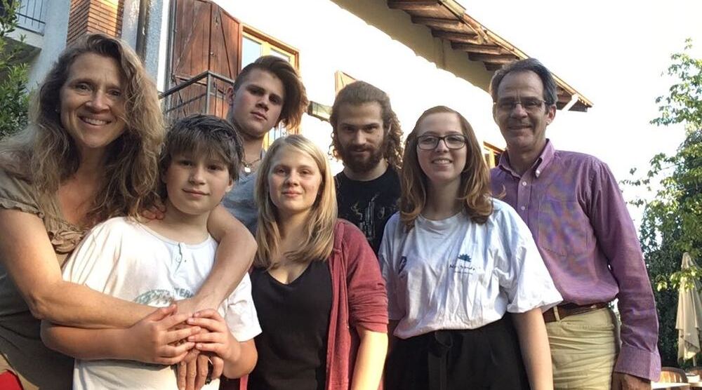 Austauschschülerin Carolin mit ihrer Gastfamilie