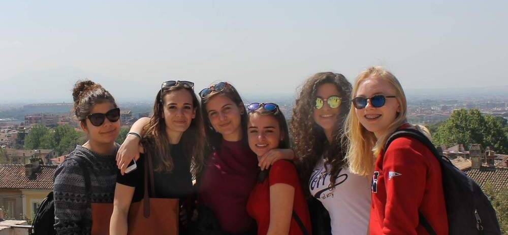 Freya auf Entdeckungstour mit Freundinnen