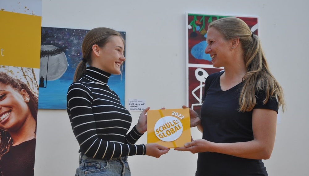 Schule:Global-Coach Annina Duchardt überreicht der Regionalen Schule Lübz das Siegel. (Foto: Alexander Block)