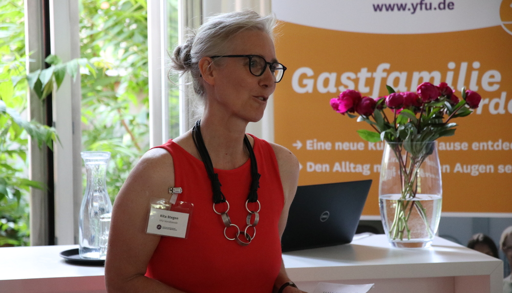 YFU-Vorstandsvorsitzende Rita Stegen begrüßt die Anwesenden
