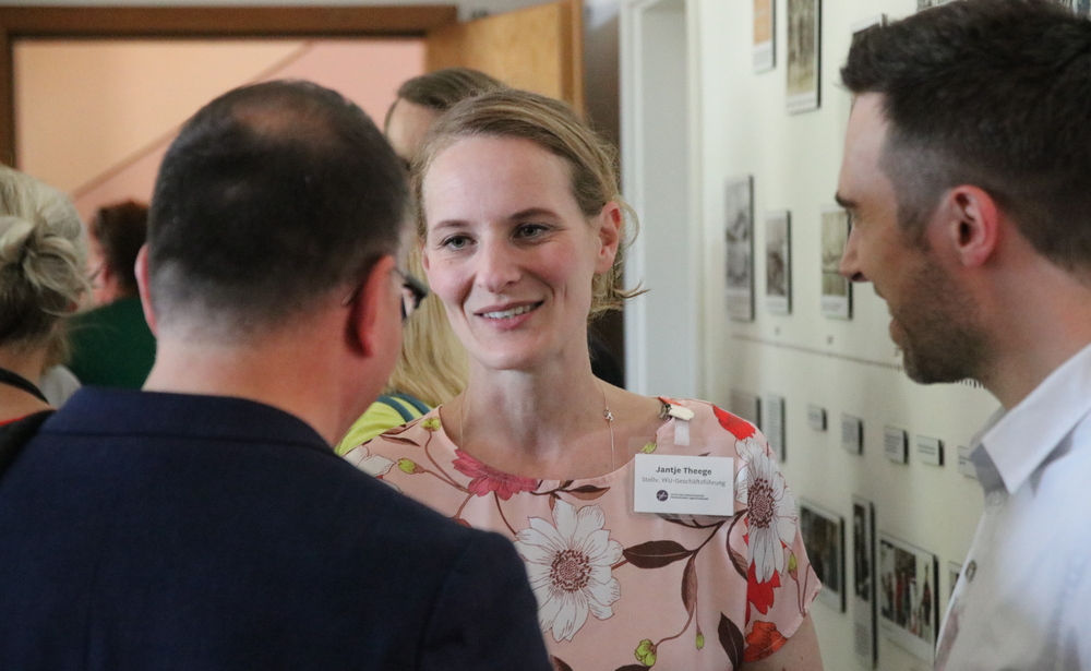 Die neue stellvertretende YFU-Geschäftsführerin Jantje Theege am Rande der Veranstaltung im Gespräch