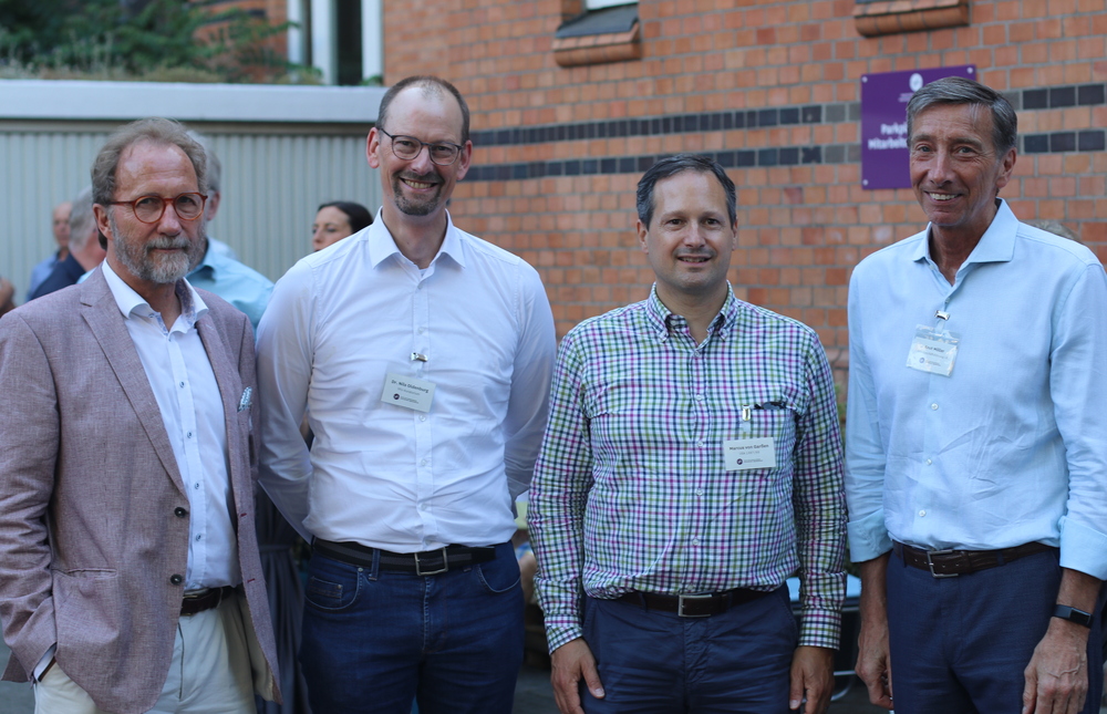 Möller auf dem Abschiedsfest im Kreise von ehemaligen YFU-Vorstandsvorsitzenden