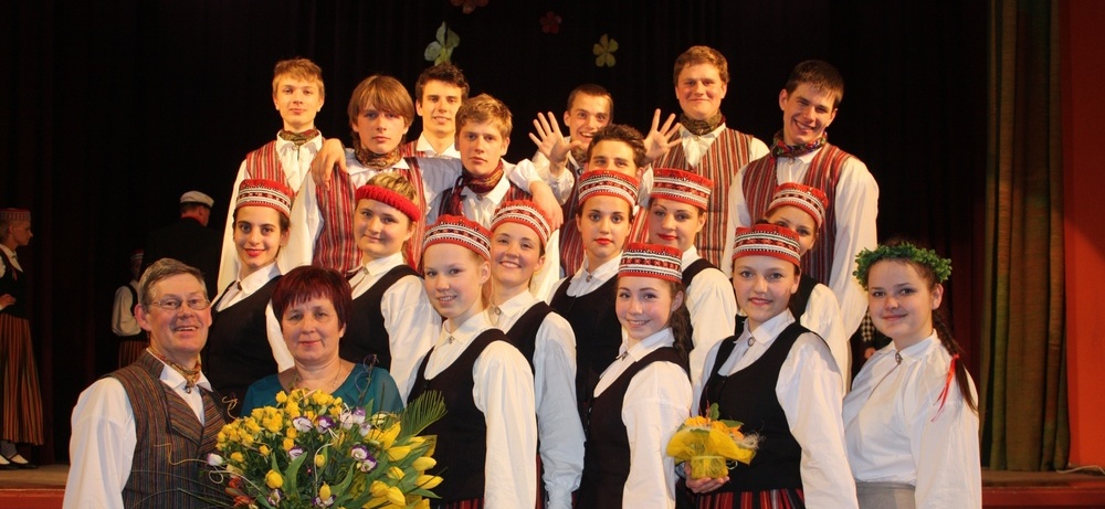 Austauschschülerin Jara in traditioneller Tracht bei einem Konzert